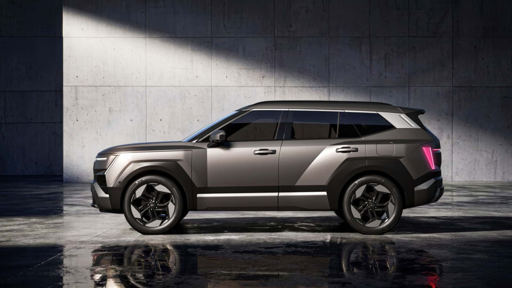 2027 Hyundai Tucson side profile showing squared quarter panels and hard character lines