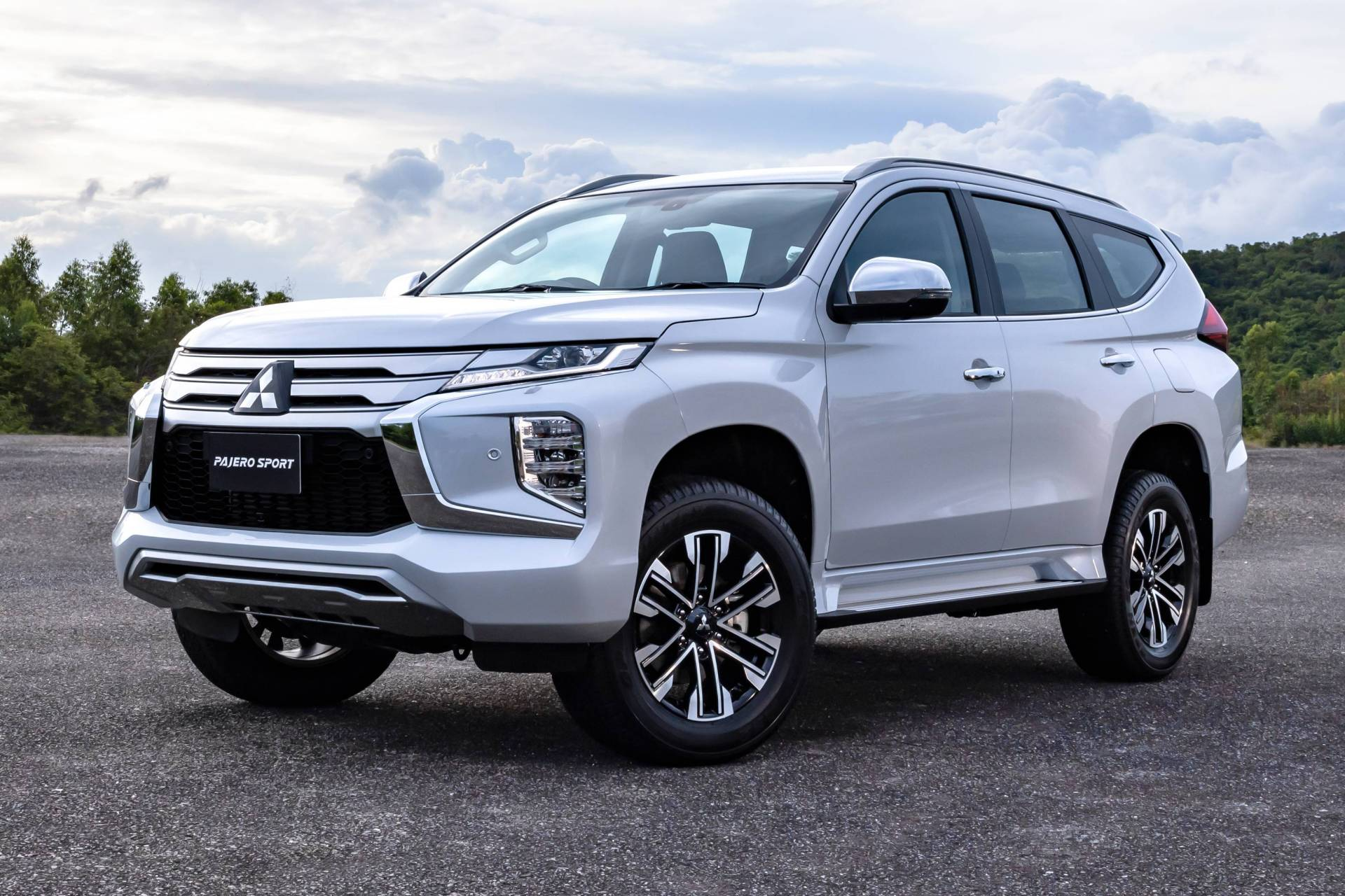White Mitsubishi Pajero Sport front three quarter