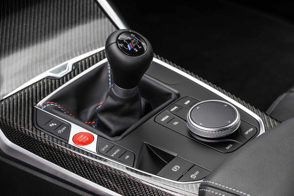 Six-speed manual gear knob with M tricolor stitching on the carbon fiber console of the BMW M3 CS Handschalter
