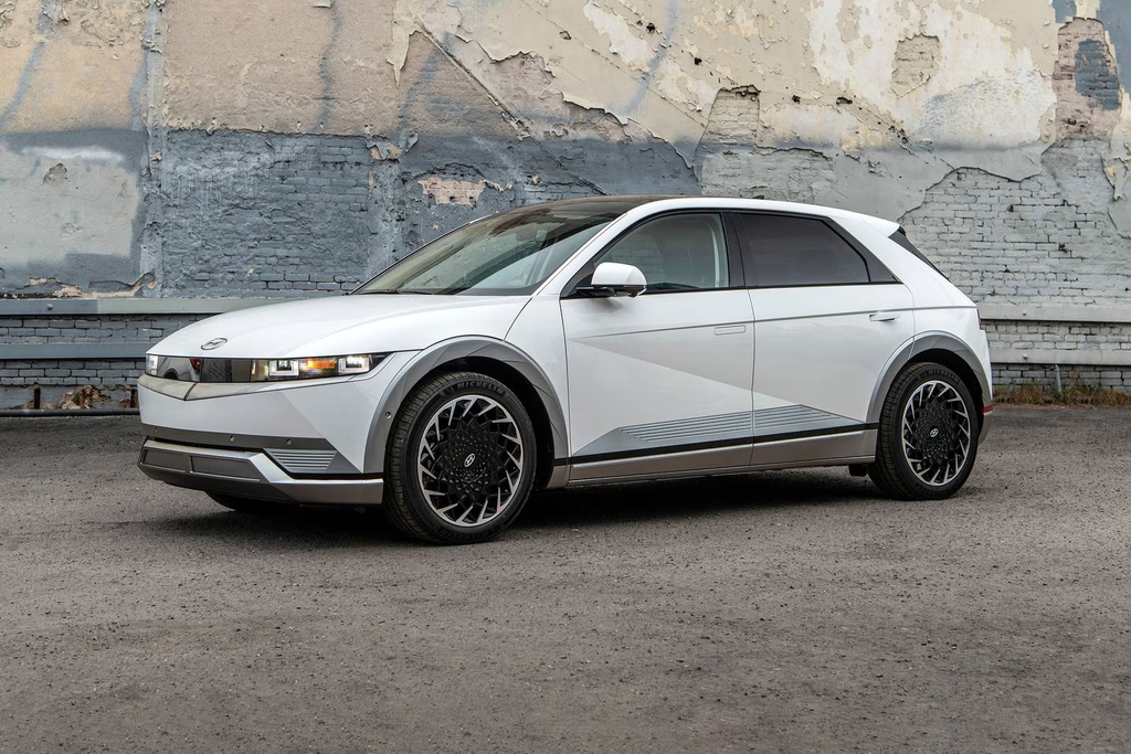 Hyundai Ioniq 5 in white, the rival that pressures the Bolt above $35,000